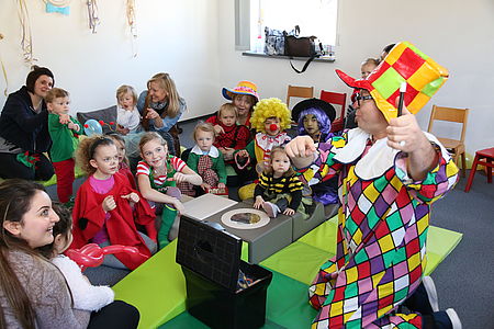 Ganz im Zeichen der Fasnet war der Familientreff am Dienstag, als ein Clown die Mädchen und Kinder unterhielt.