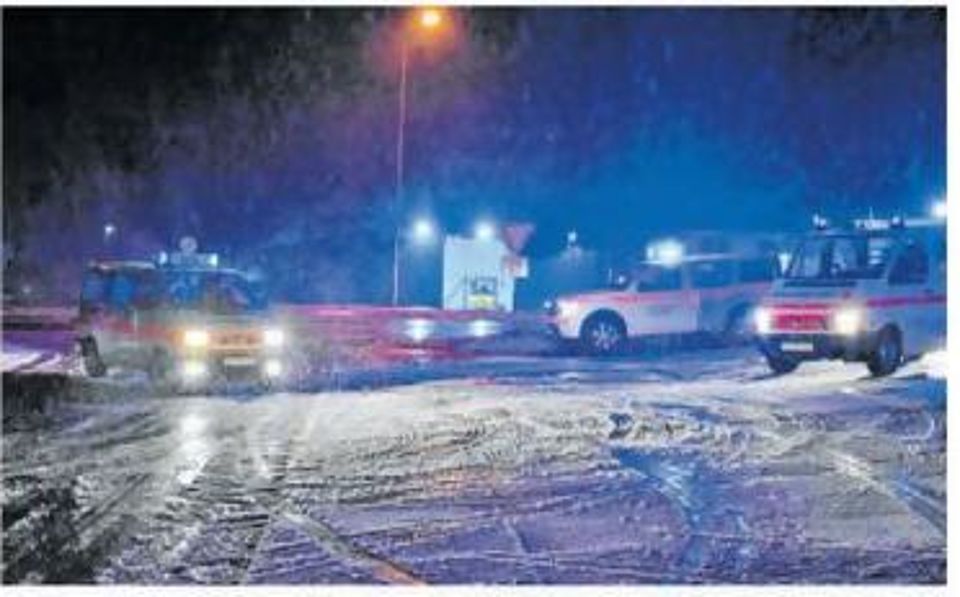 Mehrere Einsatzkräfte versorgten die Steckengebliebenen. 