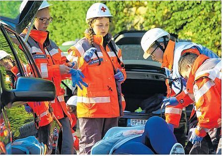 Viel Arbeit haben die jungen Sanitäter bei der Übung mit der Versorgung Verletzter.