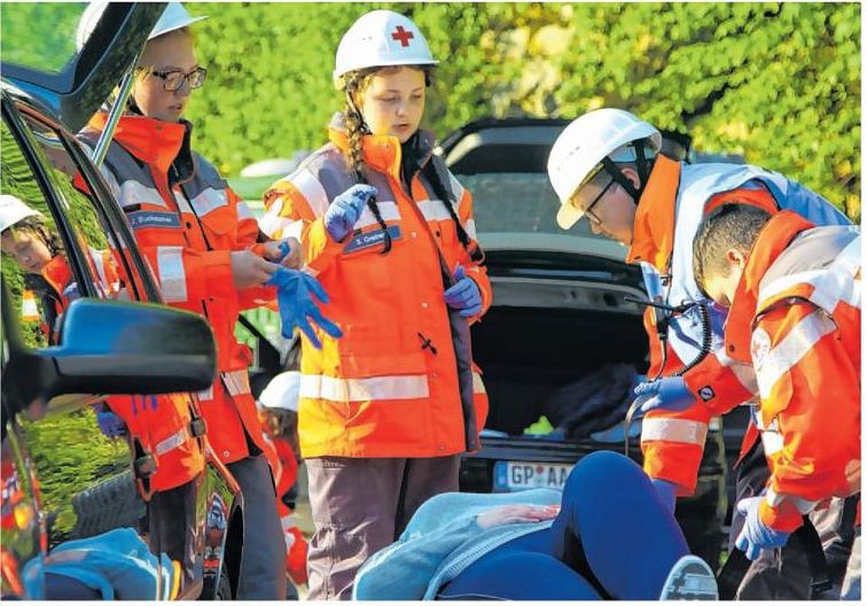 Viel Arbeit haben die jungen Sanitäter bei der Übung mit der Versorgung Verletzter.